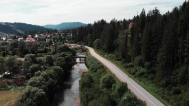 Dağlardaki bisiklet kampında bisiklete binen triatlet kadın. Dağlarda bisiklet genç sportif kız eğitim. Yol bisikletinde pedal çeviren kadın bisikletçi. Yarışma öncesi triatlet kadın eğitimi