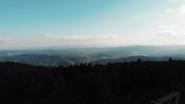 Vlucht boven Pine tree forest bij zonsondergang. Vliegen boven de bergen. Ongelooflijk uitzicht op de Karpaten. Luchtfoto drone uitzicht op groene boombos met hoge bergtoppen. Drone-weergave van dennenbos — Stockvideo