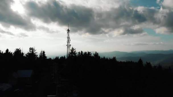 Drohnenflüge in der Nähe von Berggipfeln. schöne Aussicht auf die Berge. Drohne hebt vom Gipfel des Skigebiets ab Luftaufnahme von Kiefernwäldern und Bergen. Silhouette von Kiefern Wald gegen Berggipfel — Stockvideo