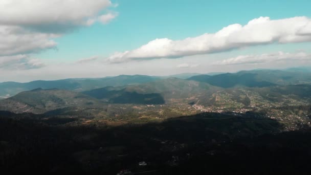 구름과 푸른 하늘에 대한 아름다운 녹색 산 최고. 산 계곡을 따라 비행 무인 항공기. 산악 마을 위의 무인 항공기 비행. 무인 항공기보기에서 카르파티아 산맥의 우크라이나어 마을. — 비디오