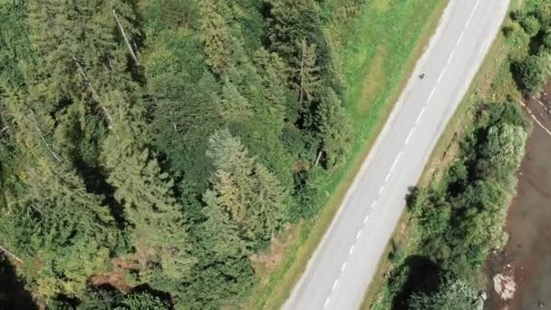 Luchtfoto drone weergave van professionele fietser rijden op racefiets in bergen. Jonge vrouwelijke triatleet bereidt zich voor op competitie op trainingskamp. Vrouw atleet fietsen in Bergen — Stockvideo