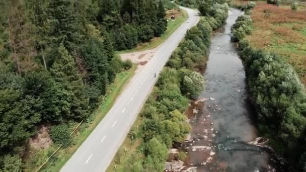 Femme triathlète professionnelle s'entraînant à vélo en vue sur les montagnes. Jeune cycliste femme à vélo. Triathlète fille fait du vélo au camp d'entraînement en montagne. Fille cycliste sportive 