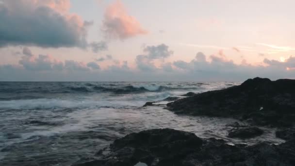 暴风雨多雨的令人难以置信的景色。日落时美丽的海景。大海浪冲击岩石。暴风雨时的海洋景观。与巨大的海浪岩石海岸近距离观察。黄昏时分的暴风雨海洋. — 图库视频影像