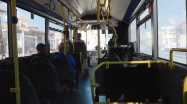 Baf, Kıbrıs toplu taşıma iç görünümü. Yolcu otobüsü içeriye bak. Yolcular otobüse biner. Şehirde otobüs gezintileri