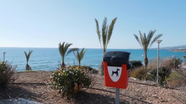 Vorderseite der öffentlichen Entsorgungsbox für Hundemist. öffentlicher Hundekot am Kai. Hundekotkasten an Touristenpromenade. — Stockvideo