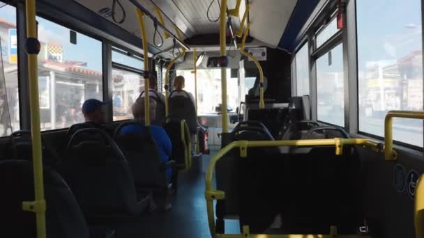 Vnitřní pohled na veřejnou dopravu na Paphos, Kypr. Osobní autobus je v výhled. Cestující jezdí autobusem. Jízda autobusem po městě — Stock video