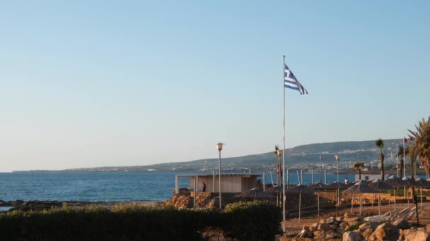 Yunan bayrağı rıhtıma karşı sallanıyor. Kıbrıs sahilinde Yunan bayrağı. Sahilde Kıbrıs bayrağı. Kıbrıs bayrağı ile turist gezinti. — Stok video