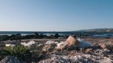 Plastik çöpler sahile atılmış. Çevre kirliliği sorunu kavramı. Sahilde çevre kirliliği. Sahilde çöp. Ekolojik sorun. Plastik çöp çöp deniz kıyısı