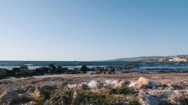 Akdeniz'i kirletmiş. Kirli plaj. Kirli kumlu plajda uçan drone. Çevre kirliliği sorunu kavramı. Sahilde çöp. Ekolojik sorun