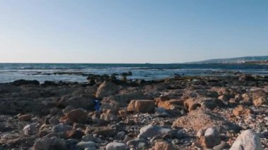 Akdeniz sahilinde plastik çöp. Deniz kenarındaki çöplerin drone görünümü. Çevre kirliliği sorunu kavramı. Denizde çevre kirliliği. Ekolojik sorun. Plastik çöp çöp kayalar