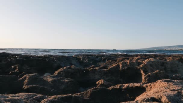 Schöne Aussicht auf die Meereslandschaft. Seitenansicht von Meeressteinen. Felsstrand des Mittelmeeres. — Stockvideo