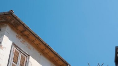 Çiçek ve ahşap kepenk ile balkon ile eski eski eski eski eski evin altına yukarıdan aşağıya görünümü
