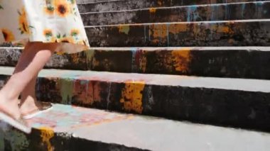 Yaz aylarında güzel ince kadın bacaklar merdiven tırmanma sandalet. Tabaklanmış kadın bacaklarının yan görünümünü kapat
