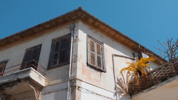 Tarihi şehrin kalbinde teraslar ve mavi ahşap pencereler ile eski binanın inanılmaz görünümü — Stok video