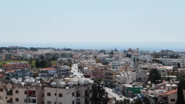 Hermosa vista de la ciudad de Paphos desde la plataforma de observación con el mar Mediterráneo tranquilo en el horizonte — Vídeo de stock