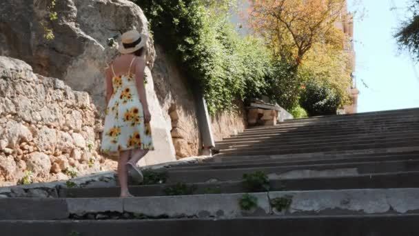 Mulher morena caucasiana andando em escada de concreto e olhando para a arquitetura. Jovem menina escalada passos — Vídeo de Stock