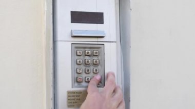 Kapılardan dijital kod giren kadın parmaklarının yakın görünümü. Apartmandan kod çeviren kadın. Kadın dijital kod girer