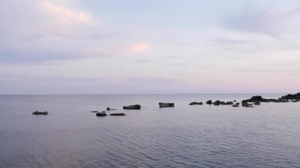 Früher Sonnenuntergang mit bewölktem Himmel am Mittelmeer. ruhige See in der Dämmerung. dunkle, ruhige See und Himmel am Abend. schöner Meereshintergrund — Stockvideo