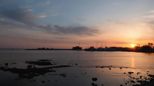 Mar tranquilo y tranquilo con puesta de sol rosa en el fondo. Increíble puesta de sol con cielo nublado rosado. Océano tropical atardecer rosa — Vídeos de Stock