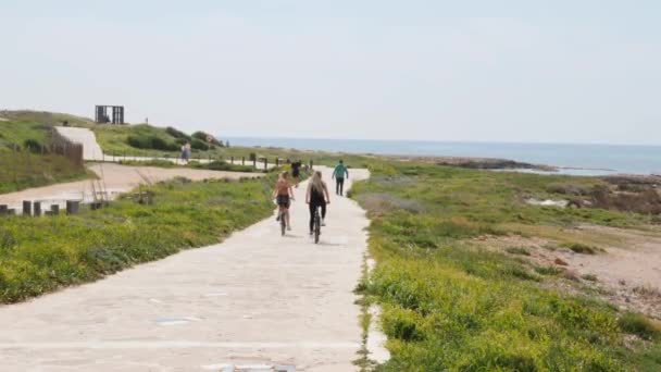 3 월 21 일, 파포스, 키프로스 활기찬 아름다운 보행자 산책로 자전거와 관광객. 바다를 따라 걷는 사람들과 함께 하는 관광 산책로가 있는 해안 — 비디오