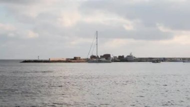 Lüks beyaz yat akşam marinademirli. Marina ve gemi ile güzel deniz arka plan