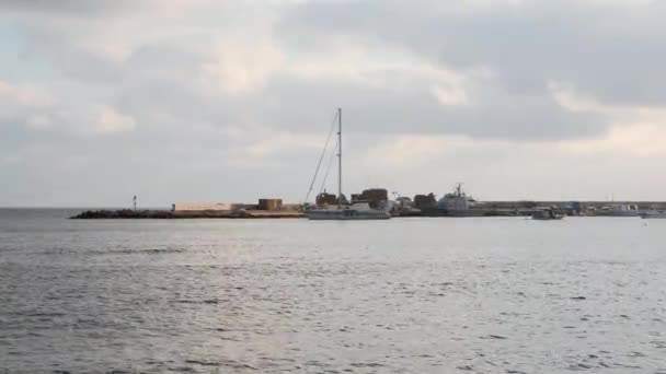 Luxury white yacht moored in marina in the evening. Beautiful sea background with marina and ship — Stock Video