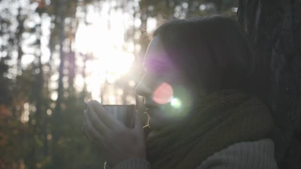 Close-up van jonge brunette vrouw die hete thee drinkt in het herfst Park. Vrouwelijke reiziger koffie drinken van Thermos in de natuur — Stockvideo