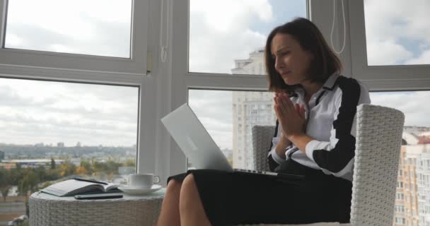 Confiant jeune femme d'affaires intelligente regardant moniteur sur ordinateur portable, en attente de solution et heureux de traiter avec des partenaires d'affaires qui a été fermé avec succès — Video