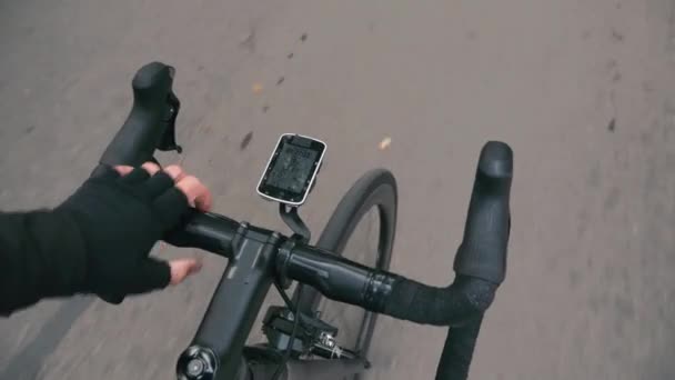 Pedalata da ciclista professionista su bici da strada, vista dall'alto. Manubrio bici da strada. La mano maschile tiene il manubrio della bici. Vista dall'alto del ragazzo che va in bicicletta. Rallentatore — Video Stock