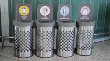 Plastik, cam ve kağıt sıralı çöp tenekeleri. Çöp dağıtımı. Havaalanındaki çöpleri ayıklıyorum. Çöp kutusu. Atık ayıklama ve geri dönüşüm