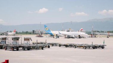 Boryspil / Ukrayna-Temmuz, 19 2019 - Ukrayna Uluslararası Havayolları ve havaalanı bagaj vagonları ile iniş pisti.