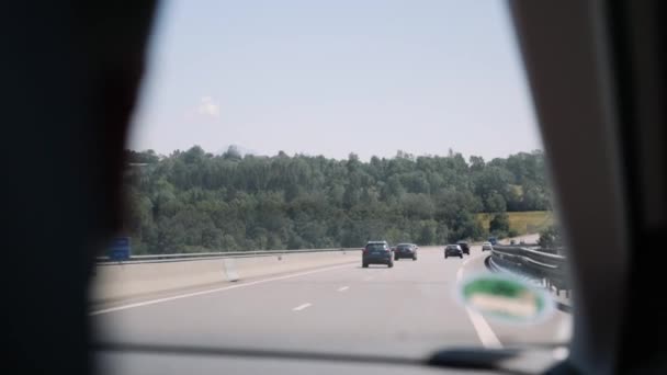 Vackert landskap med motorväg med utsikt genom vindrutan. Bilkörning på motorväg med utsikt från passagerarsätet — Stockvideo