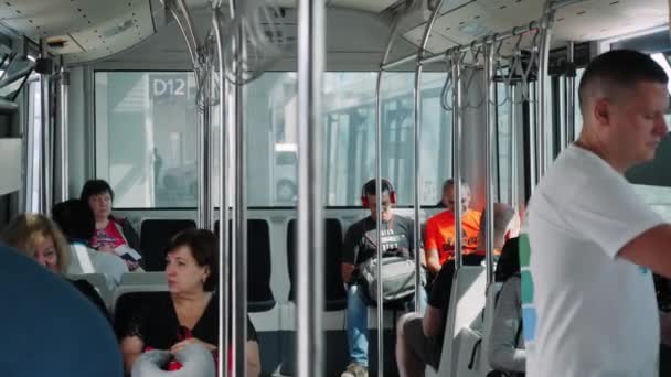 Boryspil / Oekraïne-juli, 19 2019 - Passagiersbus met mensen die wachten op een vlucht in Boryspil luchthaven. Reizigers stappen op transfer bus op de luchthaven — Stockvideo