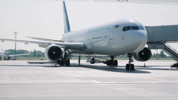 Boryspil / Ucrania-julio, 19 2019 - Avión Boeing Airlines UIA. Pista de aterrizaje con aeronaves preparadas para el vuelo — Vídeos de Stock