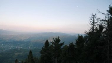 Gün batımında kırsal alan ile inanılmaz bir dağ manzarası. Yazın alacakaranlıkta Karpat Dağları. Güzel dağ ufku