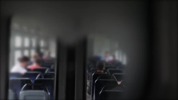 Vista interna sfocata di corridoio di treno di città ad alta velocità attraverso finestra. Persone che viaggiano in treno — Video Stock