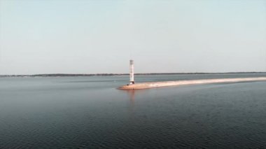 Fenerli su santrali yakınlarında uçan bir dron. Mavi suyla sakin göl manzarası