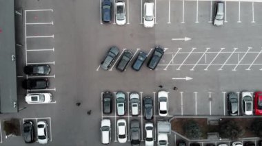 Yoğun araba parkı manzarası. İş merkezinin yakınına park edilmiş arabalar. Arabalı hava manzaralı park yeri