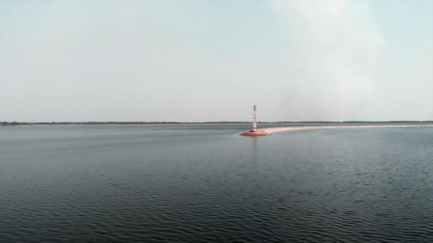Vue aérienne du phare entouré d'eau de mer. Centrale hydraulique de Kiev, Ukraine, vue d'ensemble. Drone volant au-dessus de l'eau de mer près du phare 