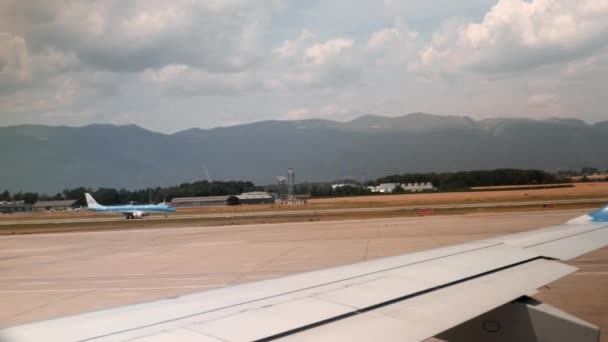 Ginevra / Svizzera - 22 luglio 2019 - L'aereo delle compagnie aeree KLM atterra all'aeroporto di Ginevra. Aerei che atterrano e decollano in aeroporto — Video Stock