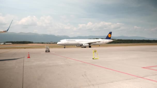 Γενεύη / Ελβετία -Ιούλιος, 22 2019 - Αερογραμμές Lufthansa απογειώνονται από το αεροδρόμιο της Γενεύης. Επιβάτες επιβιβάζονται στο αεροπλάνο της Flyuia. Εμπλάνηση των ταξιδιωτών στο αεροπλάνο — Αρχείο Βίντεο