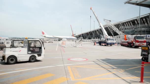 Γενεύη / Ελβετία -Ιούλιος, 22 2019 - διεθνές αεροδρόμιο της Γενεύης. Αερογραμμές της Κίνας τζετ και ειδικά φορτηγά φορτηγά ρυμουλκούμενα στο αεροδρόμιο — Αρχείο Βίντεο