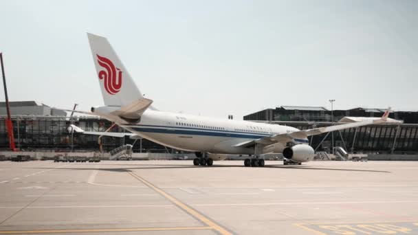 Genève / Zwitserland -22 juli 2019 - Luchtvaartmaatschappijen Air China vliegt vanaf de luchthaven van Genève, van dichtbij gezien. Airbus A330-200 vanaf het vliegveld — Stockvideo