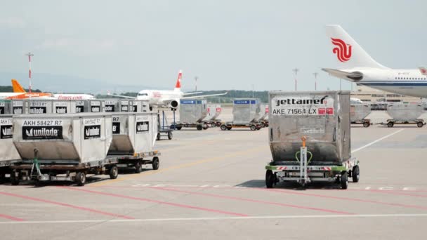 ジュネーブ/スイス-2019年7月22日-スイスの航空会社がジュネーブ空港に着陸する。Easyjet 、 Air China 、 Pegasusの航空機が空港に駐車し、前面に特別な車両トレーラーがあります。 — ストック動画