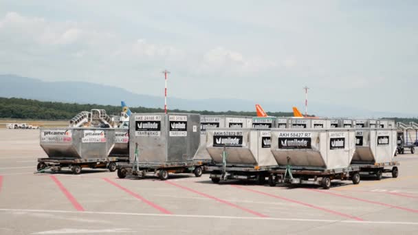 Ginevra / Svizzera - 22 luglio 2019 - rimorchi cargo speciali Unilode all'aeroporto pista di Ginevra con aerei delle compagnie aeree EasyJet e Pegasus — Video Stock