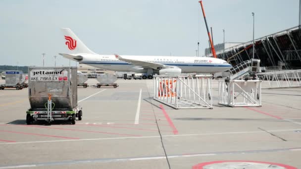 Γενεύη / Ελβετία -Ιούλιος, 22 2019 - Αερογραμμές της Air China στο αεροδρόμιο της Γενεύης. Boeing σταθμευμένο στο αεροδρόμιο — Αρχείο Βίντεο