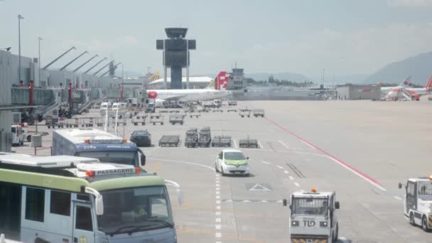 Γενεύη / Ελβετία -Ιούλιος, 22 2019 - Αεροπορικές εταιρείες Air Portugal αεροπλάνο σταθμευμένο στο αεροδρόμιο της Γενεύης. Λεωφορεία επιβατών και ειδικές μεταφορές στο διάδρομο του αεροδρομίου — Αρχείο Βίντεο