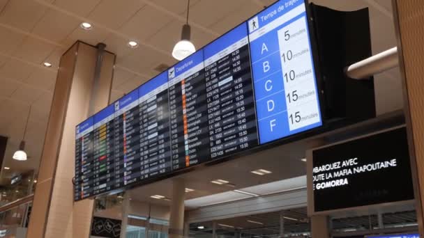 Genève / Zwitserland -Juli, 22 2019 - Luchtvaartmaatschappijen vertrekschema tabel in Genève luchthaven, van dichtbij bekijken. Pictogrambord met vertrekinformatie van vliegtuigen — Stockvideo