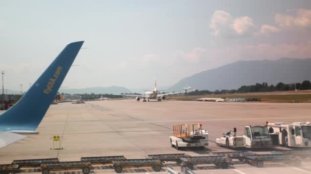 Γενεύη / Ελβετία -Ιούλιος, 22 2019 - Αεροπλάνο προσγειώνεται στο αεροδρόμιο της Γενεύης με το αεροπλάνο πτέρυγα των αεροπορικών εταιρειών Fly Uia στην μπροστινή πλευρά — Αρχείο Βίντεο