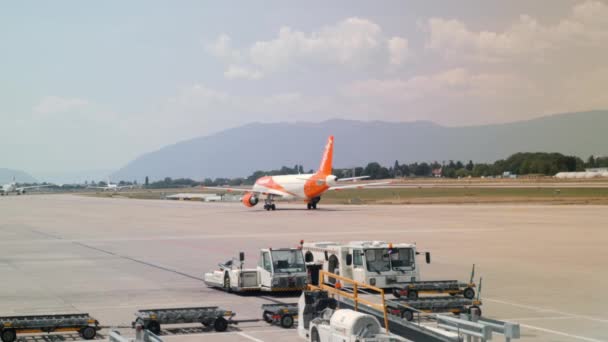 Genf / Schweiz - 22. Juli 2019 - Flugzeug von easyjet Airlines bereitet sich auf den Flug auf dem Flughafen Genf vor. Airbus hebt vom Flughafen ab — Stockvideo